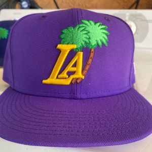 NWOT Men’s 7 1/2 pink bottom Hat Club Lakers hat